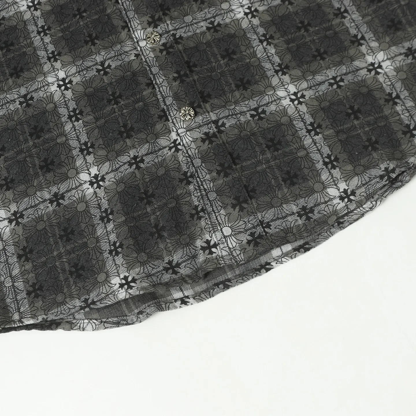 🅿️330 CH Crow Heart Leather Label Metal Checkered Shirt Jacket. Original Crow family's unique identity embellished with silver buckle cross leather stamp, custom-dyed dark pattern brand fabric, high-quality checkered pattern tailoring, cross leather badge splicing on the sleeves, one-sided patch pocket design on the chest, custom-made high-quality lettering hardware accessories, distressed retro silver buckles, three-dimensional version. The upper body is sassy and handsome. Natural high-street style. Needless to say, the upper body effect is natural. It is at the forefront of the trend. Its vibrant design and versatile attributes can surprise you no matter how you match it! Size: S-XL